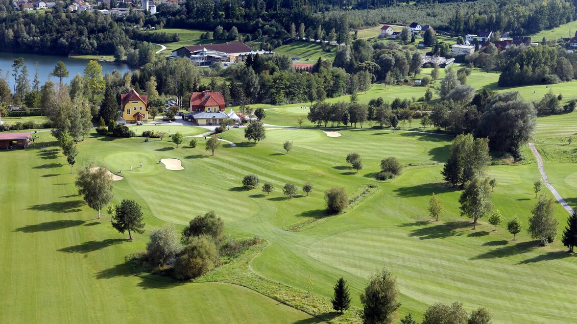 Luftaufnahme der Golfanlage Maria Lankowitz mit Fairways, Teichen, Baumreihen und Hotel in der steirischen Hügellandschaft. | © GEPA Pictures