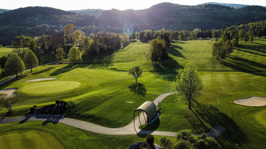 Golfplatz mit Fairway, Bunker und Cartweg beim Golfclub Erzherzog Johann in Maria Lankowitz, Steiermark. | © Knappschaftverein Voitsberg - Manuel Wiedner