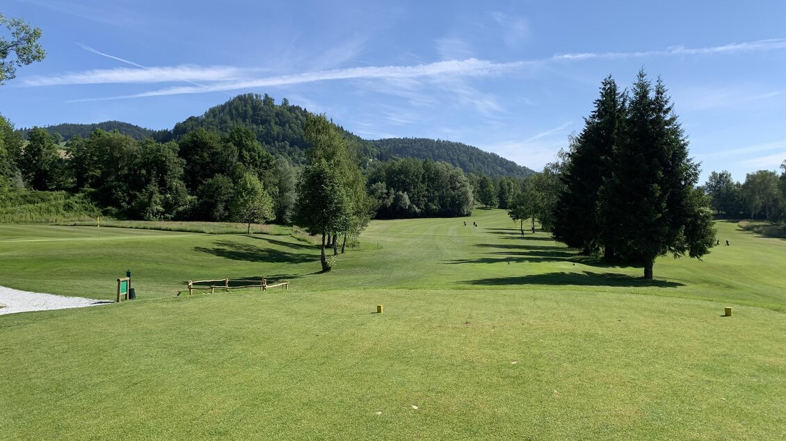 Spielbahn am Golfplatz Maria Lankowitz mit Abschlag, Fairway, Bäumen und Hügellandschaft in der Steiermark. | © GC Erzherzog Johann