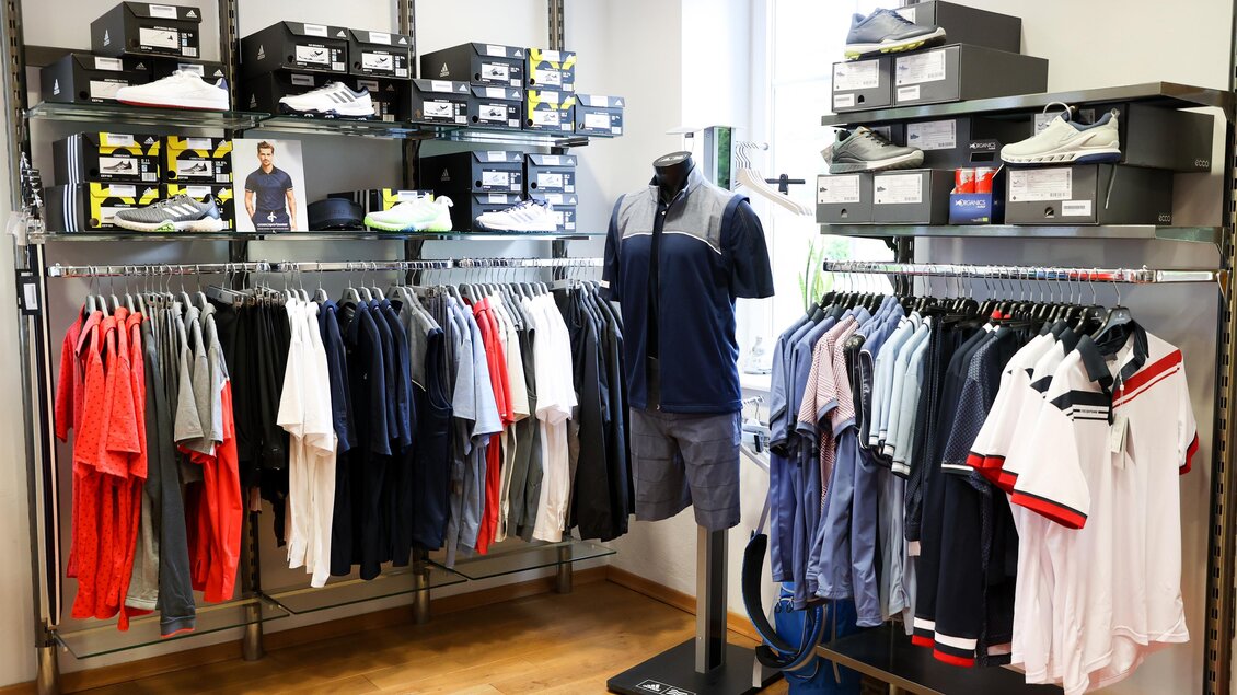  Pro Shop im Golfhotel Maria Lankowitz mit Golfbekleidung, Poloshirts, Jacken und Accessoires auf Kleiderständern. | © GEPA Pictures