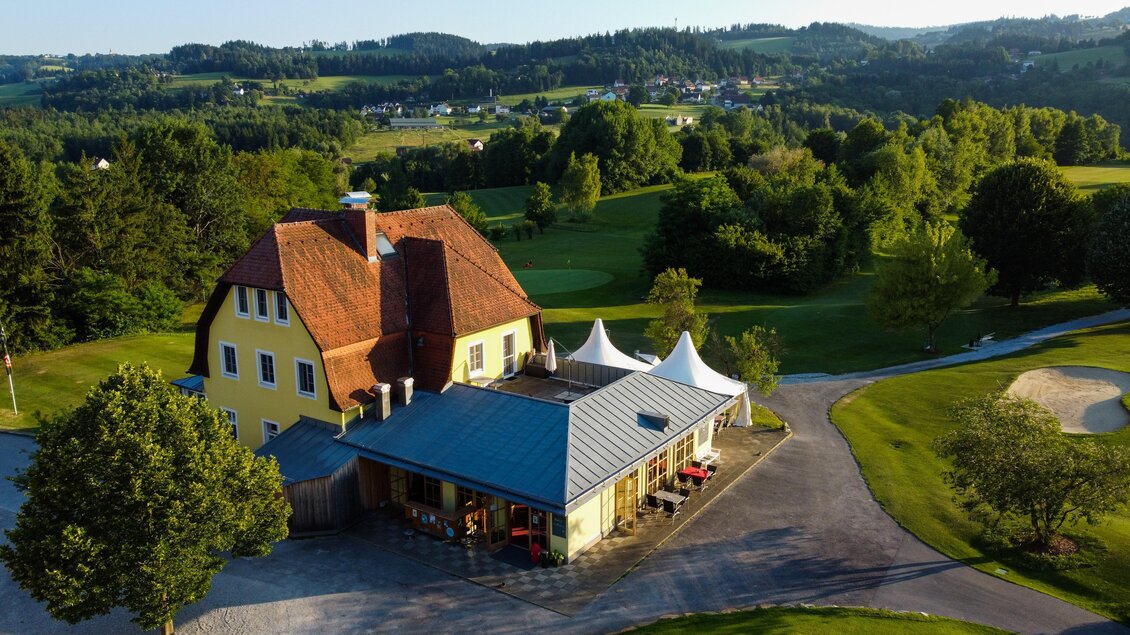 Luftaufnahme des Clubhauses und der Golfanlage des Golfclubs Erzherzog Johann in Maria Lankowitz. | © Golferlebnis Steiermark - Manuel Wiedner