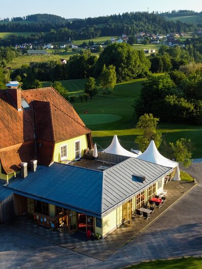 Luftaufnahme des Clubhauses und der Golfanlage des Golfclubs Erzherzog Johann in Maria Lankowitz. | © Golferlebnis Steiermark - Manuel Wiedner