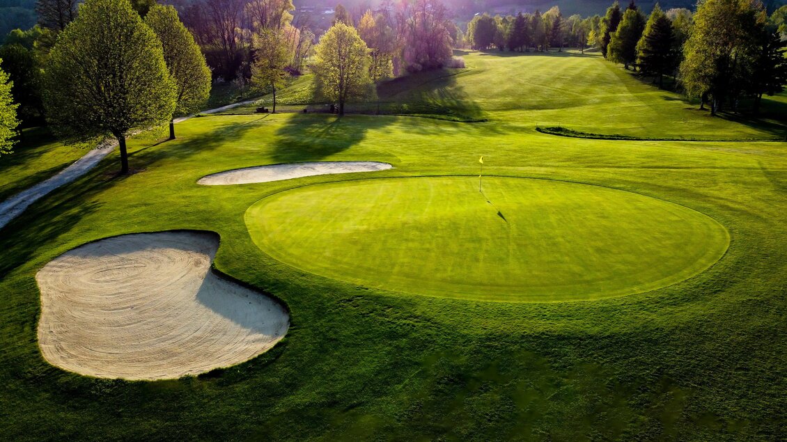 Green mit Fahne und Sandbunkern auf dem Golfplatz des Golfclubs Erzherzog Johann in Maria Lankowitz. | © Golferlebnis Steiermark - Manuel Wiedner