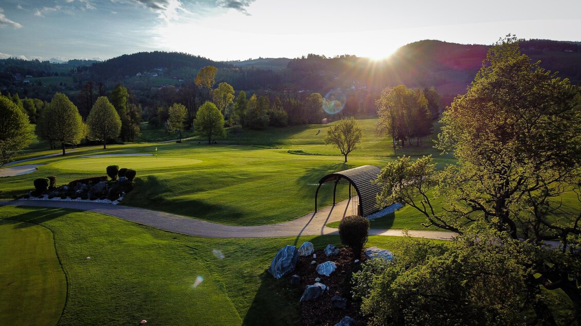 Golfplatz des Golfclubs Erzherzog Johann in Maria Lankowitz mit Green, Wegen und Abendsonne. | © Golferlebnis Steiermark - Manuel Wiedner