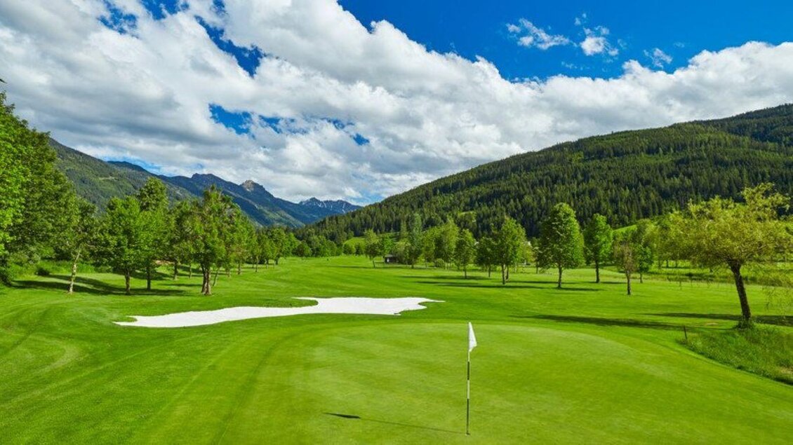 Eine wunderschöne Golfanlage mit grünem Rasen und bunten Bäumen. Der Himmel ist klar und die Berge sind im Hintergrund sichtbar. | © Golfclub Radstadt
