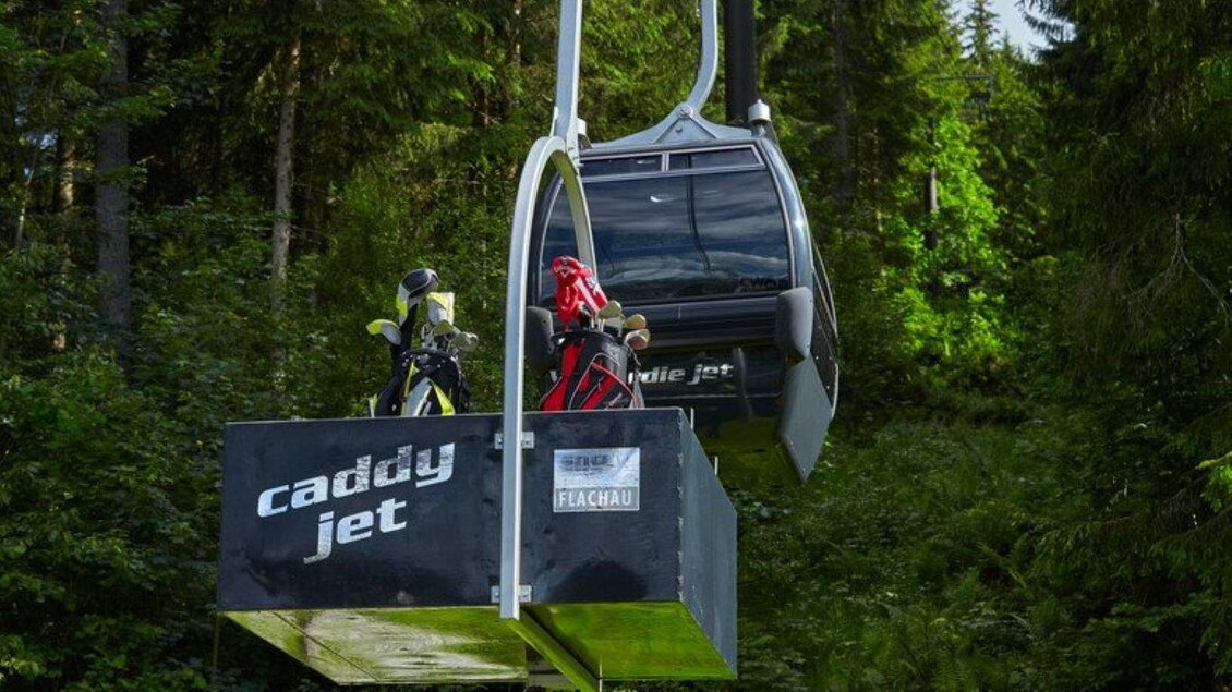Eine Gondel mit Golfausrüstung schwebt durch einen grünen Wald. Der Caddy Jet verbindet die unteren und oberen Bereiche des Geländes. | © Golfclub Radstadt