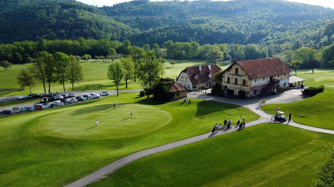 Luftaufnahme des Clubhauses und Greens im Golfclub Thalersee mit Golfspielern auf der Anlage in Thal.  | © Golferlebnis Steiermark - Manuel Wiedner