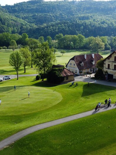 Luftaufnahme des Clubhauses und Greens im Golfclub Thalersee mit Golfspielern auf der Anlage in Thal.  | © Golferlebnis Steiermark - Manuel Wiedner