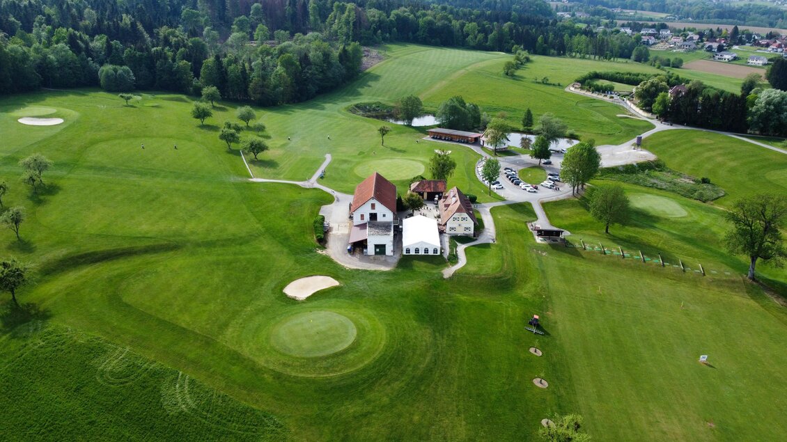 Luftaufnahme des Golfclubs Thalersee mit Clubhaus, Greens, Fairways und Driving Range in Thal.  | © Golferlebnis Steiermark - Manuel Wiedner