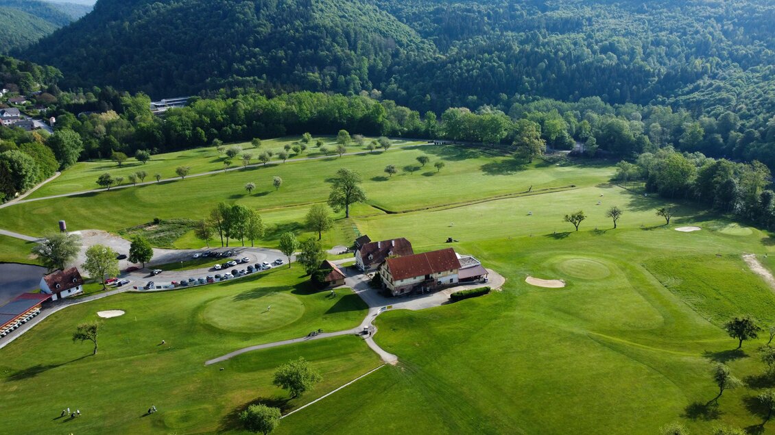 Luftaufnahme des Golfclubs Thalersee mit Clubhaus, Greens, Fairways und bewaldeten Hügeln im Hintergrund in Thal. | © Golferlebnis Steiermark - Manuel Wiedner