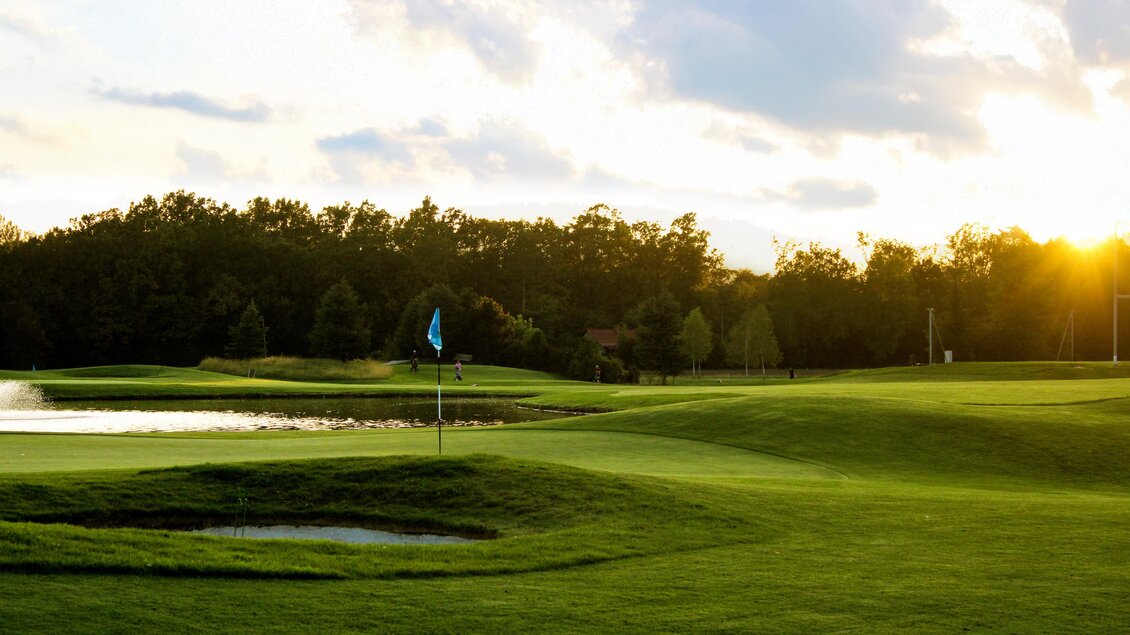 Green mit Fahne, Wasserhindernis und Abendsonne im Golfclub Grazer MurAuen in Gössendorf  | © Golferlebnis Steiermark - Manuel Wiedner