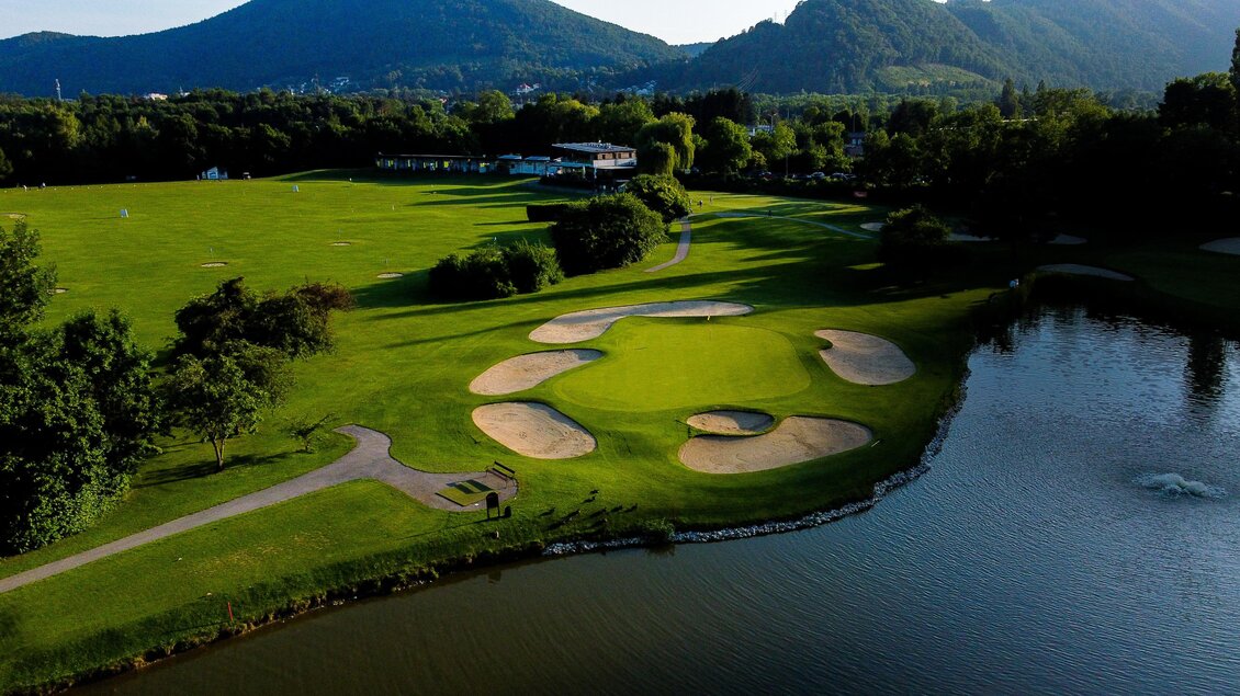 <p>Luftaufnahme eines Greens mit Sandbunkern und Wasserhindernis im Golfclub Andritz in Graz.  | © Golferlebnis Steiermark - Manuel Wiedner