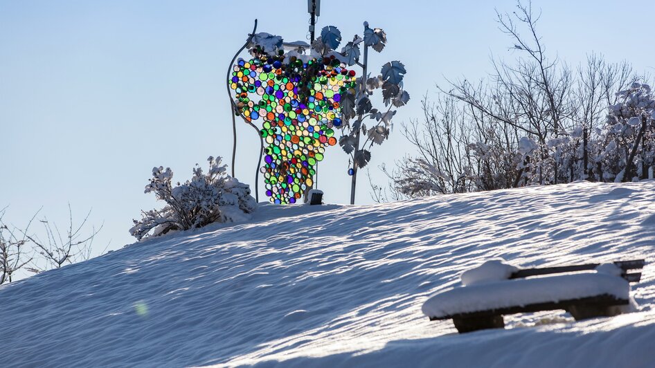 Größte Gläserne Weintraube im Schnee | © SYMBOL
