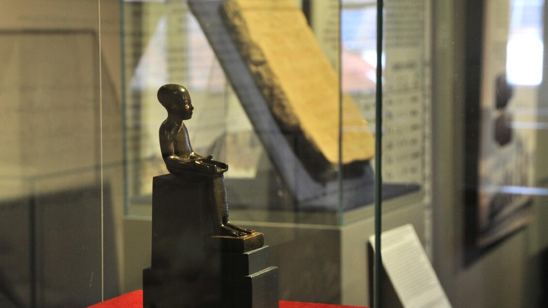 SA: Sitzfigur des Imhotep | © Gröbming Museum