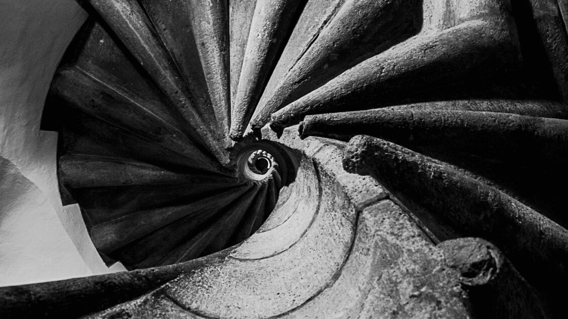 Eine spiralförmige Treppe aus Stein. Der Blick zeigt die sanften Kurven und das zentrale Loch der Treppe. | © Graz Tourismus - Nicolas Galani