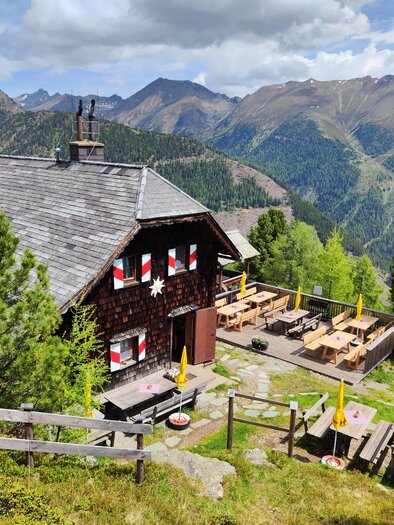 Grazer Hütte mit Bergpanorama | © Anna Wolf
