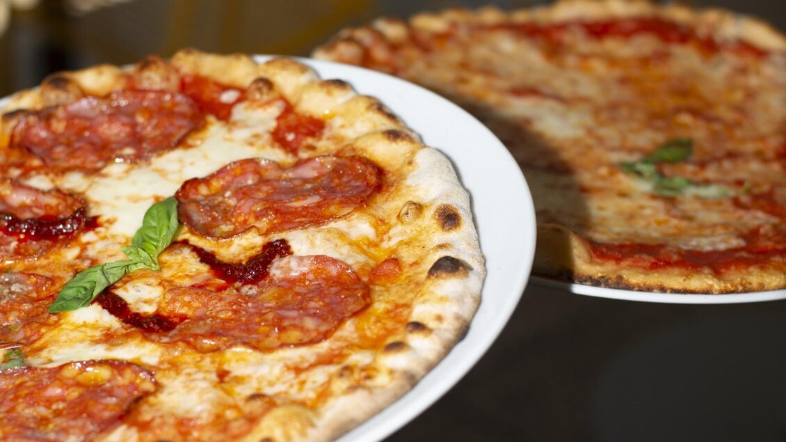 Zwei Pizzen von Grazie Roma auf Tellern im Hotel Daniel in Graz. | © Florian Weitzer Hotels & Restaurants