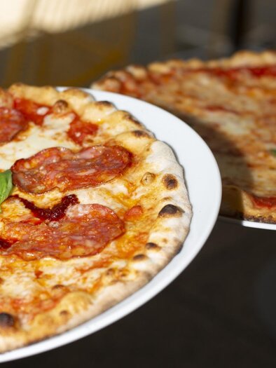 Zwei Pizzen von Grazie Roma auf Tellern im Hotel Daniel in Graz. | © Florian Weitzer Hotels & Restaurants