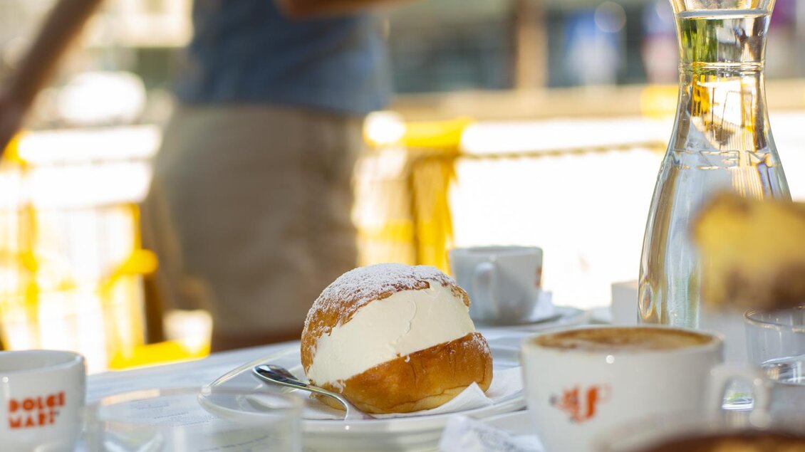 Süße Mehlspeise mit Vanilleeis und Kaffee auf der Terrasse von Grazie Roma im Hotel Daniel in Graz. | © Florian Weitzer Hotels & Restaurants