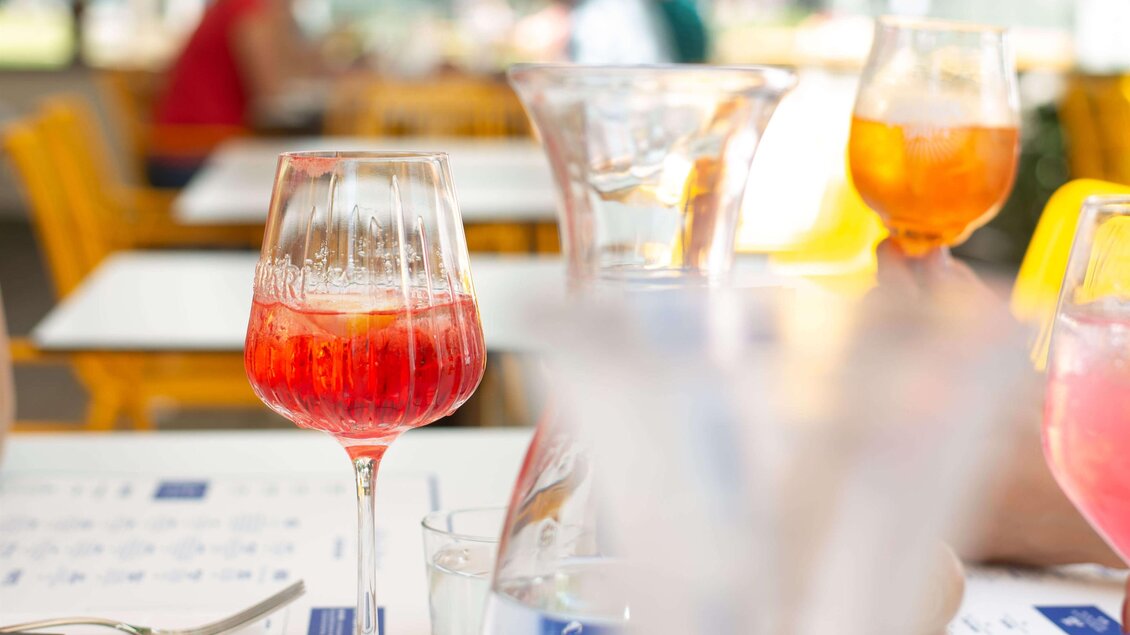 Aperitif in Weingläsern auf einem gedeckten Tisch im Restaurant Grazie Roma im Hotel Daniel Graz. | © Florian Weitzer Hotels & Restaurants