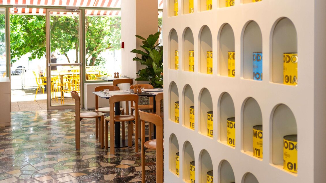 Restaurantbereich mit Holztischen, gemustertem Boden und beleuchteten Wandnischen im Grazie Roma im Hotel Daniel Graz. | © Florian Weitzer Hotels & Restaurants