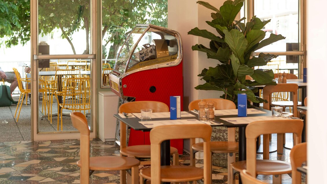 Gedeckter Tisch im Restaurant Grazie Roma im Hotel Daniel Graz, im Hintergrund Sitzplätze auf der Terrasse. | © Florian Weitzer Hotels & Restaurants