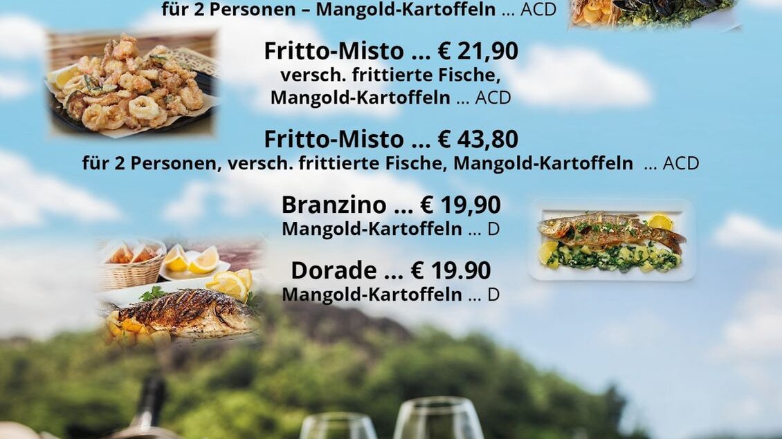 Eine Speisekarte am Strand mit Meeresfrüchten und Fischgerichten. Im Hintergrund sieht man einen klaren blauen Himmel und das Wasser.