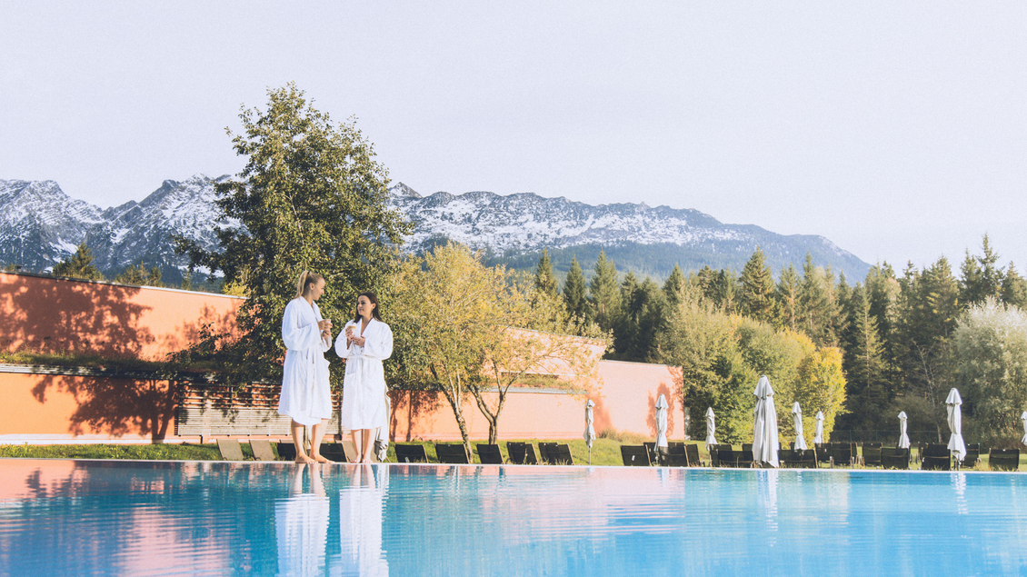 Im weitläufigen Außenbereich der GrimmingTherme laden beheizte Pools und Ruhezonen zum Entspannen unter freiem Himmel ein. | © Aldiana GmbH