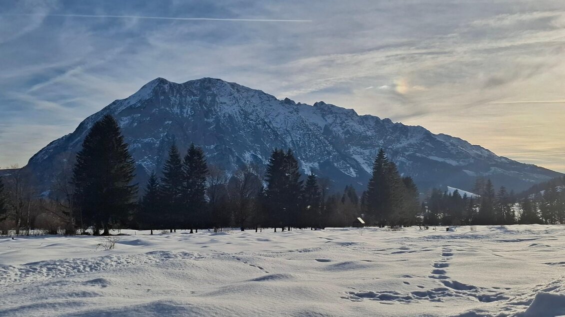 <p><p>Zwischen dem Salzkammergut und dem Ennstal steht der imposante Grimming. Mit seinen prächtigen 2.351 Metern ist der der Hausberg von Tauplitz und Bad Mitterndorf. Der Himmel ist klar und zeigt sanfte Wolken.</p></p> | © TVB Ausseerland Salzkammergut