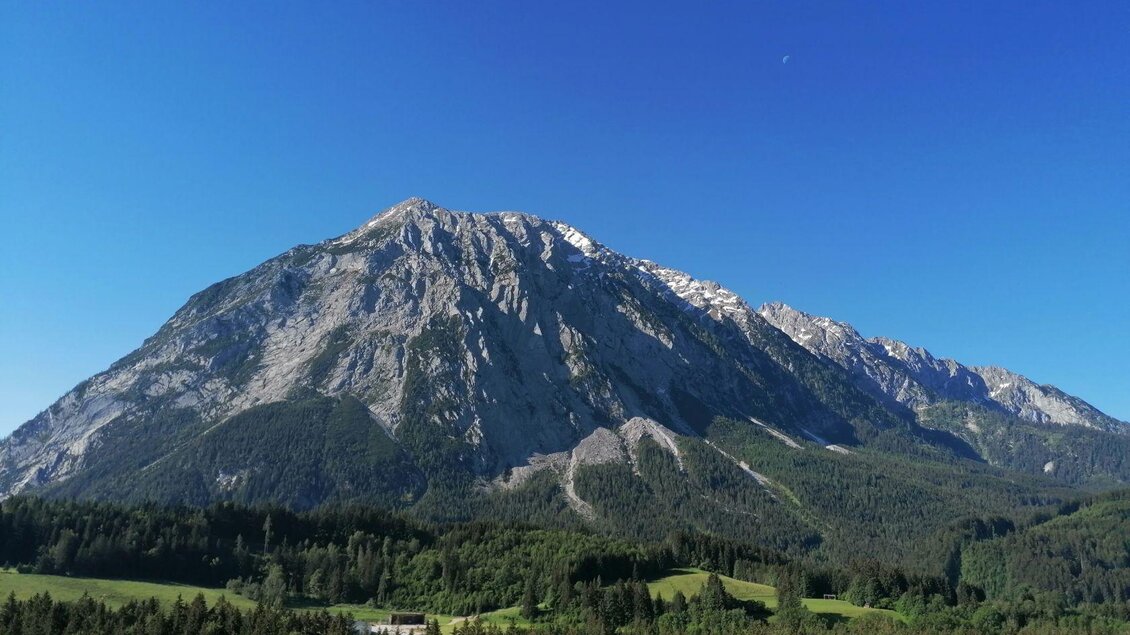 <p><p>Der Grimming steht wie ein Koloss da und ist auf allen Seiten steil abfallend. Der klare, blaue Himmel verleiht der Szene im Ausseerland eine friedliche Atmosphäre.</p></p> | © TVB Ausseerland Salzkammergut