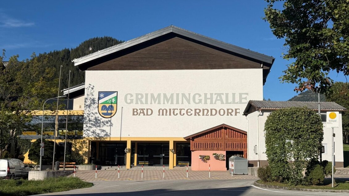 Eingangsbereich der Grimminghalle in Bad Mitterndorf, direkt neben dem Pendlerparkplatz und der Bushaltestelle Grimminghallle. | © Marktgemeinde Bad Mitterndorf, www.gemeinde.bad-mitterndorf.at