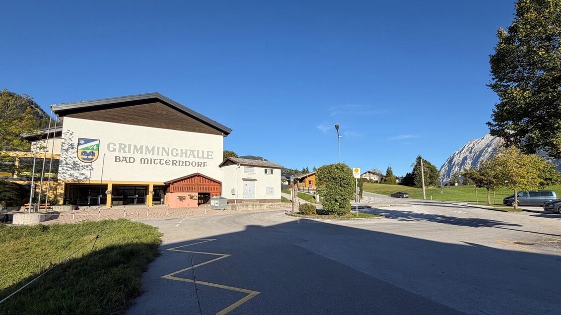 Eingangsbereich der Grimminghalle in Bad Mitterndorf mit Blick auf den Parplatz direkt vor der Halle. | © Marktgemeinde Bad Mitterndorf, www.gemeinde.bad-mitterndorf.at
