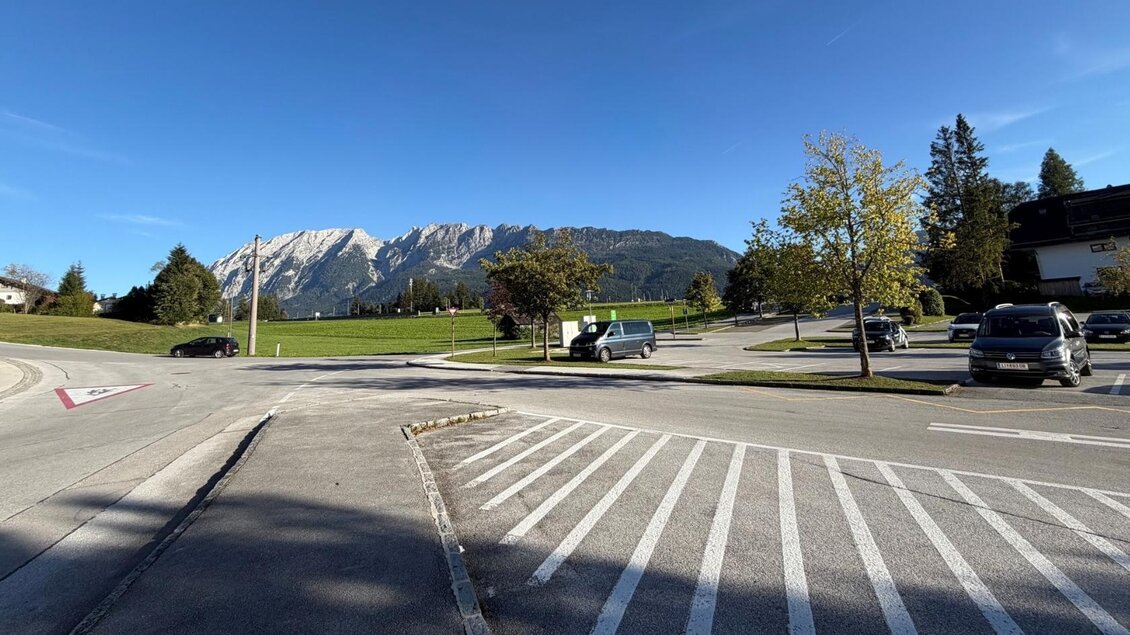 Blick auf den Grimming sowie den großen Parkbereich vor der Grimminghalle. Der perfekte Startpunkt für Wanderungen. | © Marktgemeinde Bad Mitterndorf, www.gemeinde.bad-mitterndorf.at