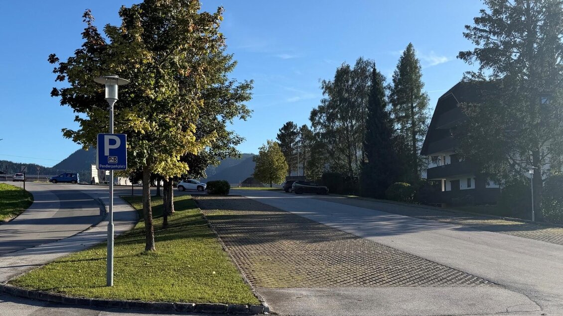 Blick auf den Pendlerparkplatz vor der Grimminghalle. Der perfekte Startpunkt für Wanderungen. | © Marktgemeinde Bad Mitterndorf, www.gemeinde.bad-mitterndorf.at