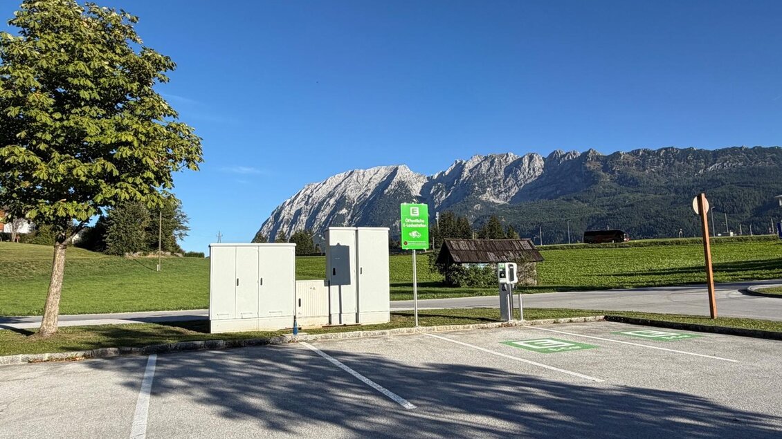 Eine E-Tankstelle befindet sich direkt beim Parkplatz vor der Grimminghalle in Bad Mitterndorf. | © Marktgemeinde Bad Mitterndorf, www.gemeinde.bad-mitterndorf.at