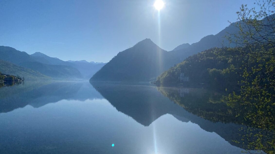 Der spiegelnde Grundlsee mit Blick in Richtung Gößl. Aufgenommen am Seeanfang beim Ortsbeginn von Grundlsee. | © Bettina Scheck