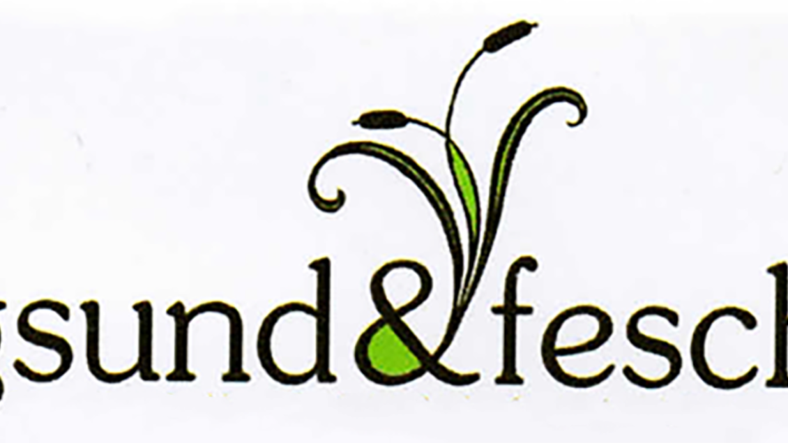 Ein stilvolles Logo mit dem Text "gsund&fesch". Es zeigt elegante Pflanzenmotive in Grüntönen. | © Gsund &amp; fesch 