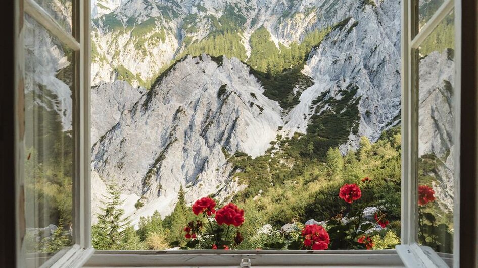 Blick aus dem Hüttenfenster auf die Hochtorgruppe | © Christoph Lukas