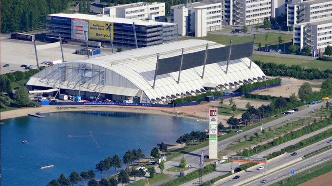 Luftaufnahme der Davis-Cup-Halle am Schwarzlsee in Premstätten mit See, Straßen und umliegenden Gebäuden. | © SFZ