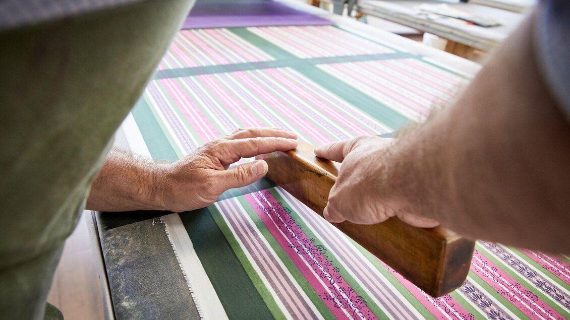 <p>Bei Sekyra in Bad Aussee werden natürliche Textilien per Hand bedruck, wodurch jedes Stück zum Unikat wird. Der Fokus liegt auf der Drucktechnik mit einem Holzdruckwerkzeug.</p> | © Handdrucke Sekyra-Helge Kirchberger