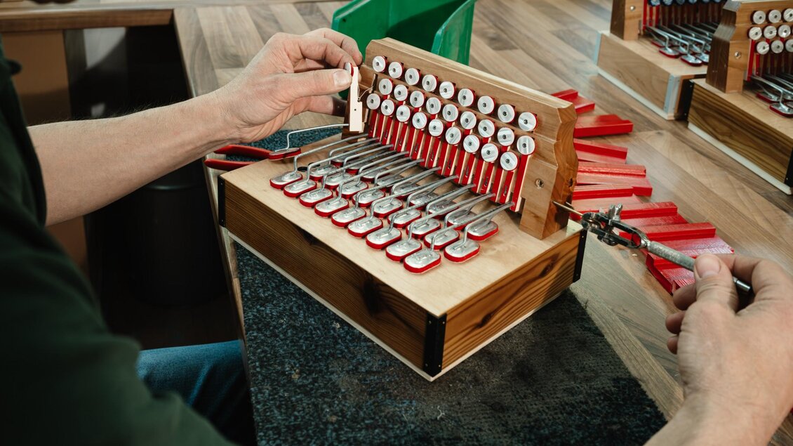 In der Werkstatt von Harmonika Parz werden Stimmblättchen in eine Steirische Harmonika eingebaut. | © Bernd Grosseck