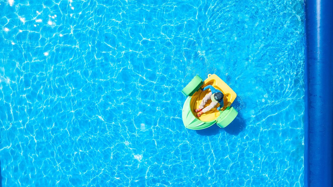 Kind fährt mit einem Aqua-Boot über das Wasser. | © Josh Absenger