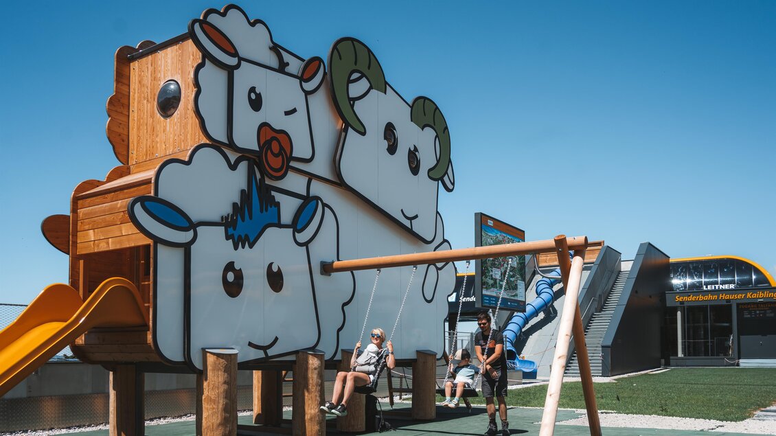 Familie spielt am Schaf-Spielturm auf dem Hauser Kaibling. | © Hauser Kaibling