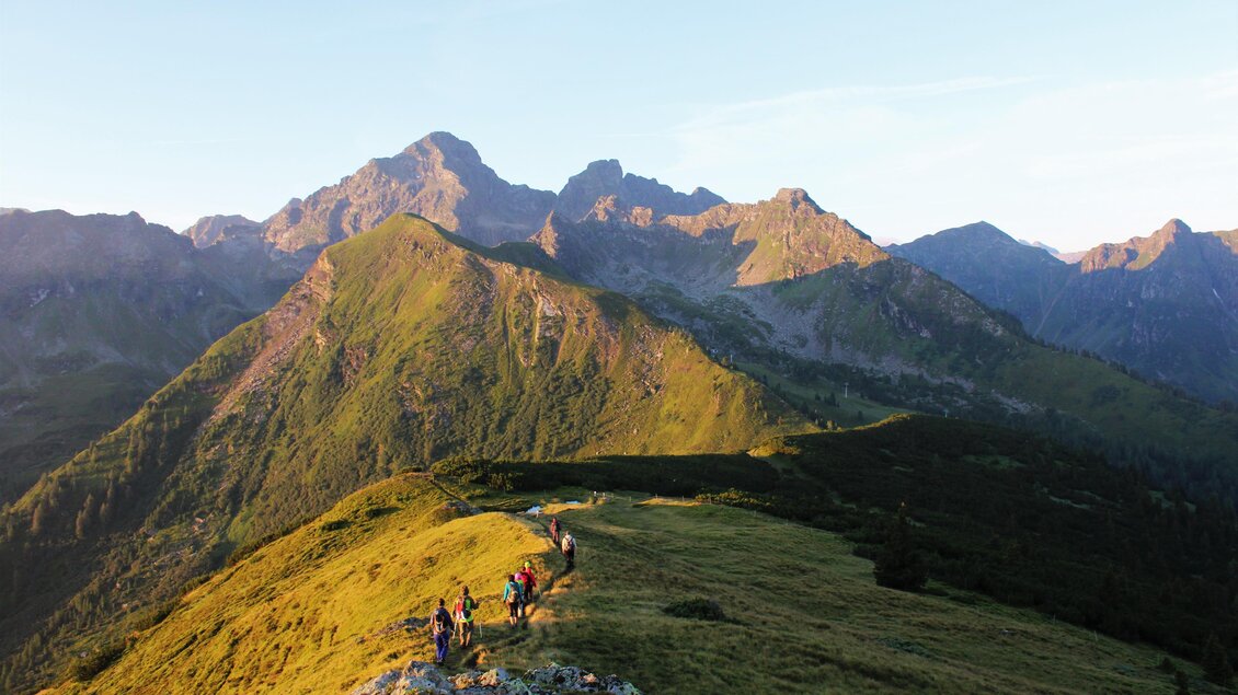 Wandernde auf einem aussichtsreichen Höhenweg am Hauser Kaibling. | © TVB Schladming-Dachstein