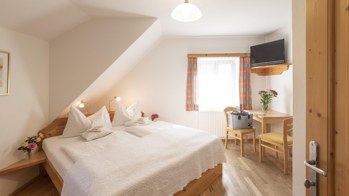 zu sehen ist ein Zimmer im Gasthaus. | © Bernhard Bergmann