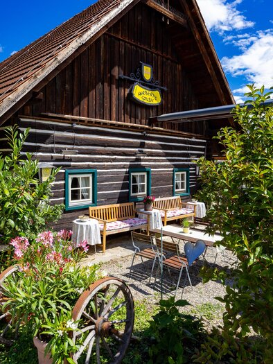 Traditionelles Holzhaus mit Gastgarten bei Herberts Stubn in Feldkirchen bei Graz.  | © Region Graz, Harry Schiffer