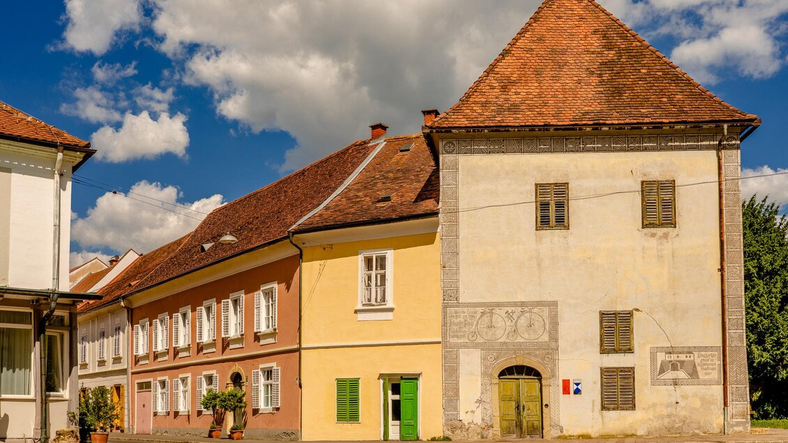 Puchs historische Lehrstätte in Bad Radkersburg mit verzierter Fassade und Ziegeldach, ein bedeutender Ort der Stadtgeschichte in der Altstadt. | © Zehnerhaus Bad Radkersburg