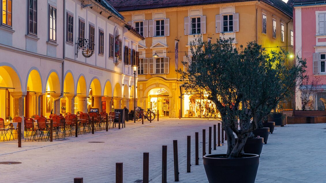Abendstimmung in der Altstadt von Bad Radkersburg mit beleuchteten Arkaden, Gastgarten und historischen Fassaden. | © Zehnerhaus Bad Radkersburg