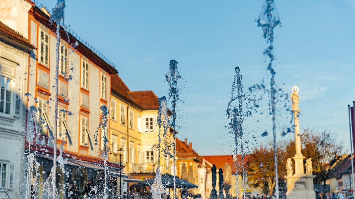 Wasserspiele am Hauptplatz von Bad Radkersburg mit historischen Häusern und Mariensäule in der Altstadt. | © Zehnerhaus Bad Radkersburg