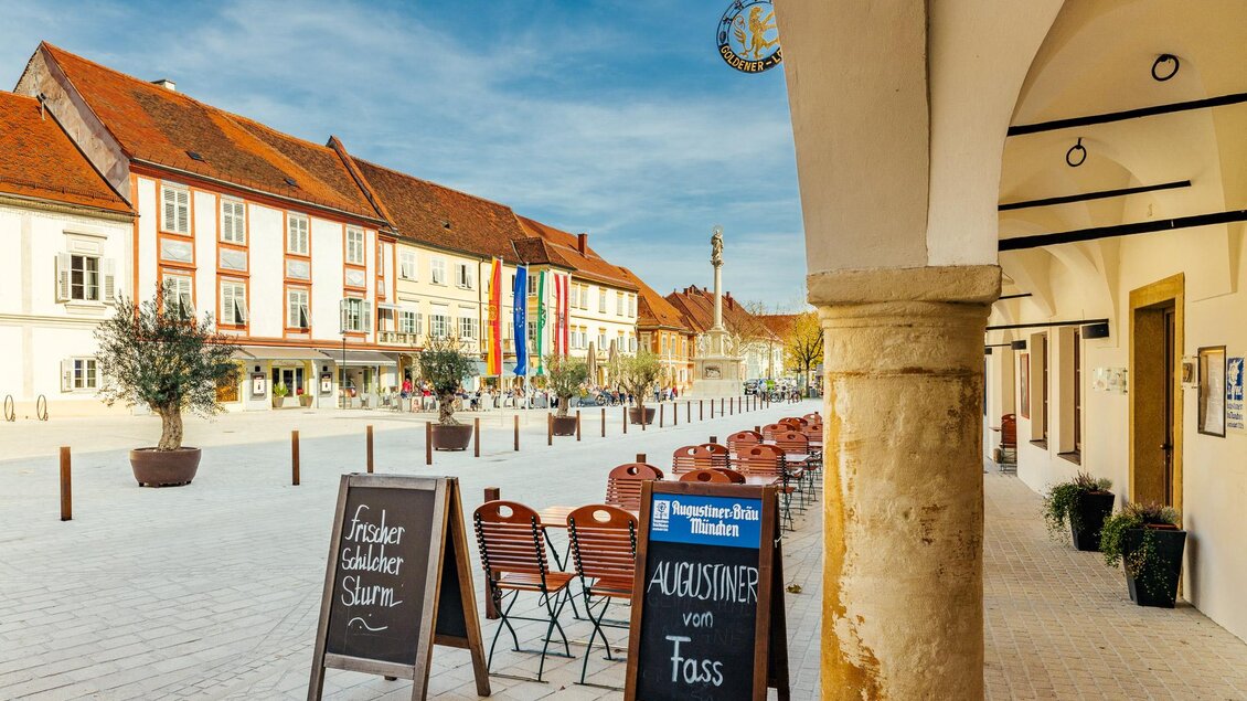 Historische Altstadt von Bad Radkersburg mit Hauptplatz, Bürgerhäusern, Arkadengang und Gastgarten in der Südoststeiermark. | © Zehnerhaus Bad Radkersburg